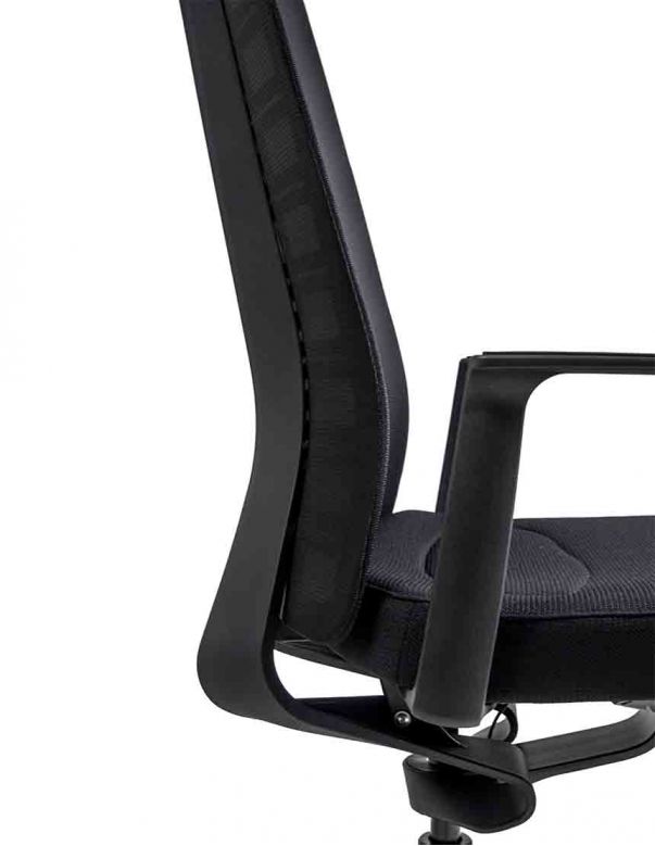 Крісло INTERSTUHL PURE PU213 BLACK MESH