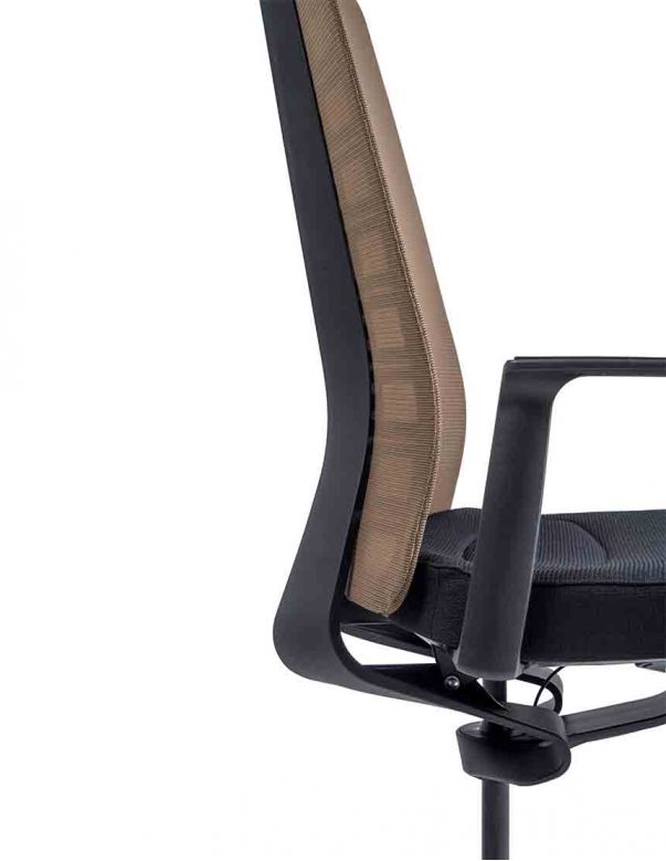 Крісло INTERSTUHL PURE PU213 BROWN MESH