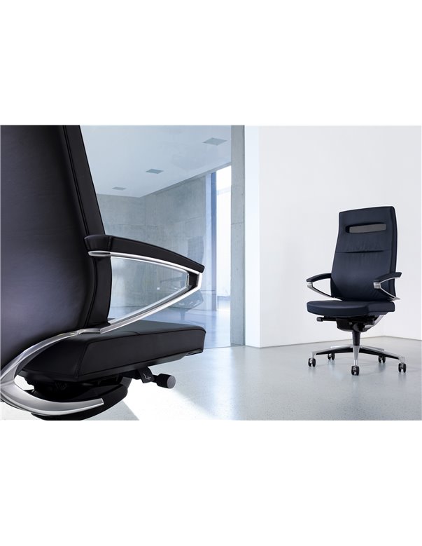 Крісло KLOBER CENTEO для керівника чорного кольору