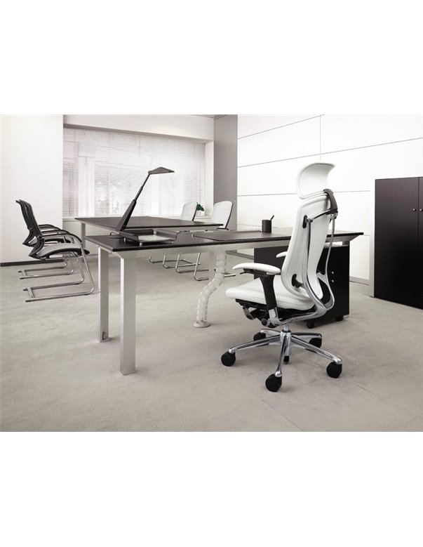 Крісло Okamura Contessa для керівника шкіряне з підголовником